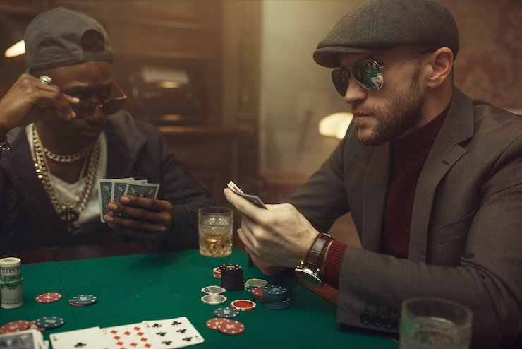 Tampilan studio live Caribbean Stud Poker di pausslot dengan dealer profesional